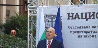 Шефът надзирава