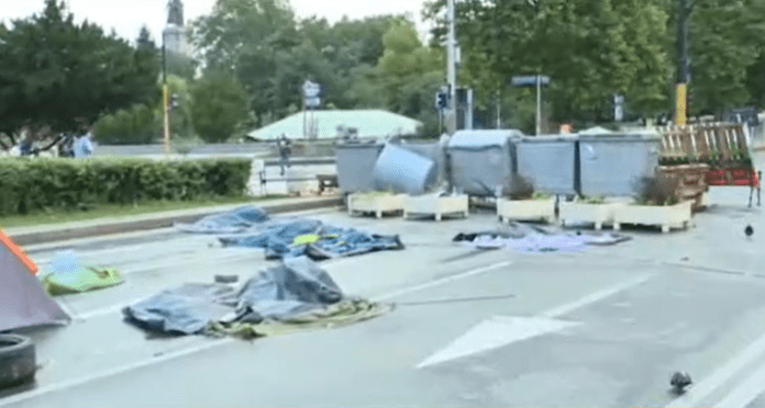 Паднали палатки на Орлов Мост