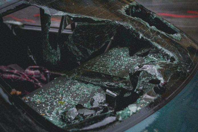 Счупено задно стъкло на кола