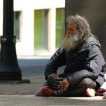 Бездомен беден просяк