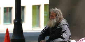 Бездомен беден просяк