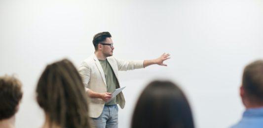 Преподавател със студенти