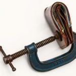 Стиснато портмоне в менгеме. Рецесия.