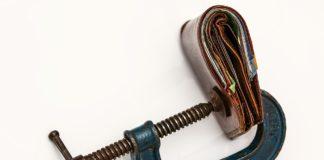 Стиснато портмоне в менгеме. Рецесия.