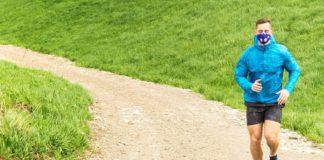 Мъж бяга с маска