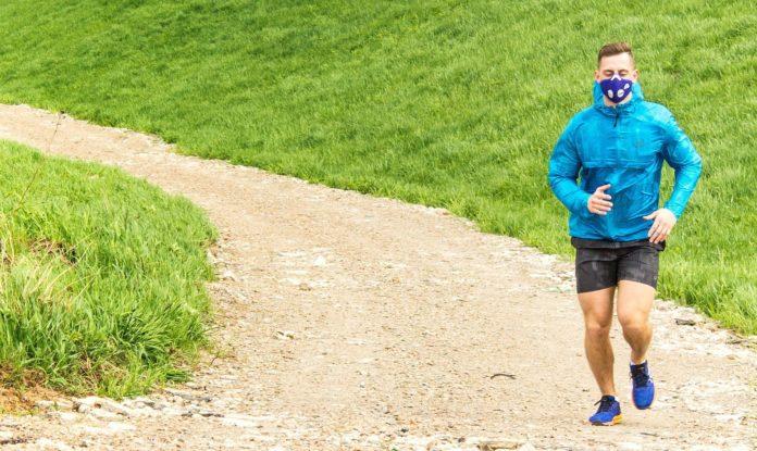 Мъж бяга с маска