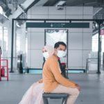 Хора с маски, социална дистанция.