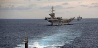 Военен кораб и подводница.