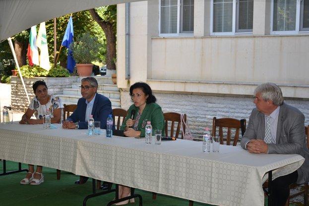 Министър Десислава Танева