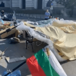 Разрушени палатки пред СУ