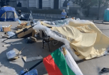 Разрушени палатки пред СУ