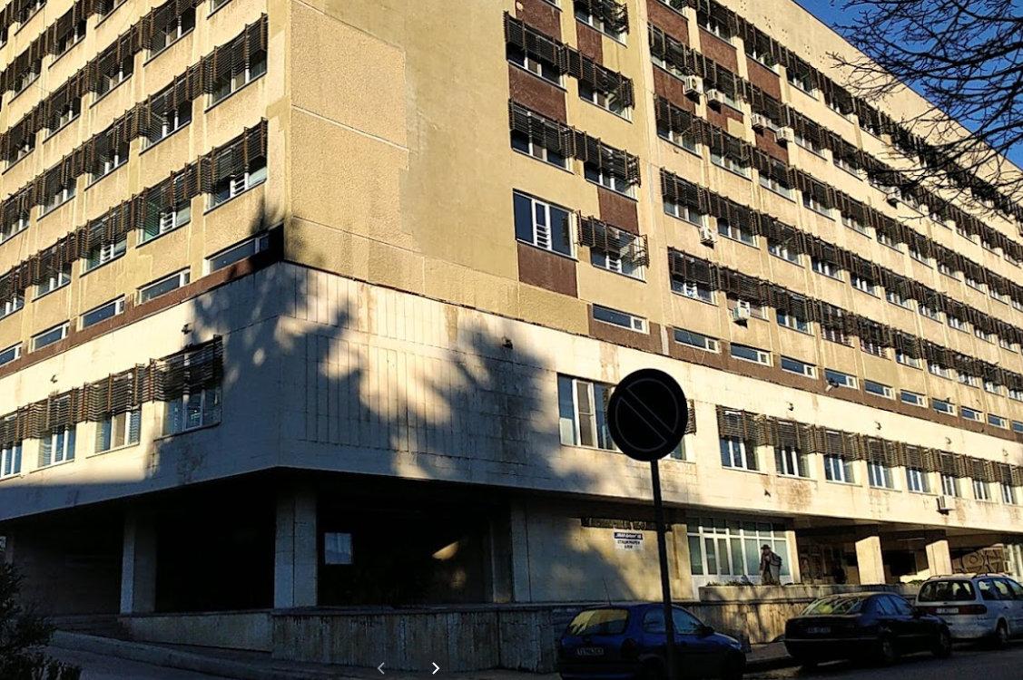 Мъж е хоспитализиран в МБАЛ Добрич след пожар в жилище съобщиха