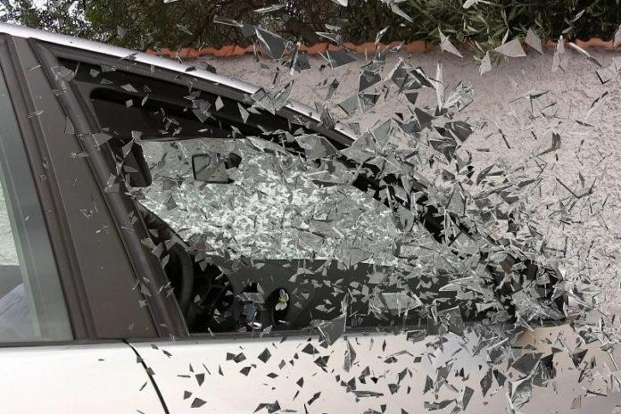 Счупено стъкло на автомобил
