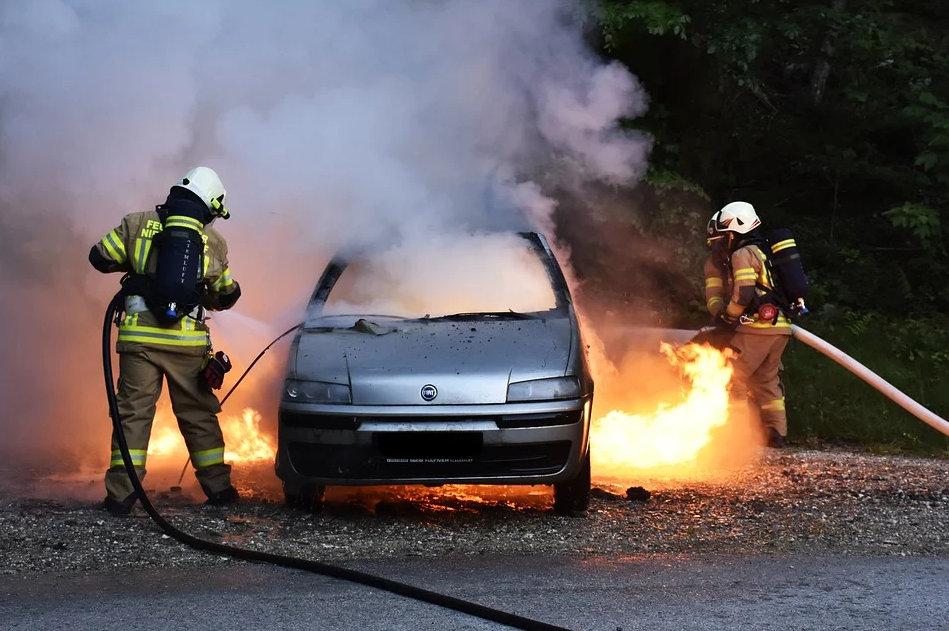 Лек автомобил е избухнал в пламъци по време на гръмотевична