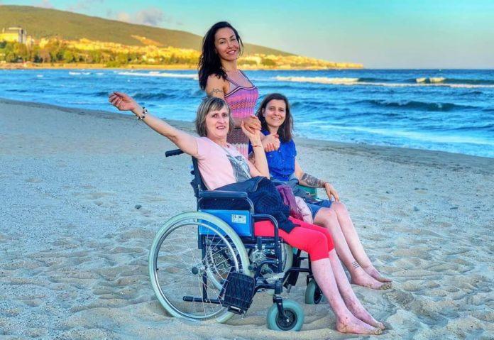 майка и дъщеря с множествена склероза