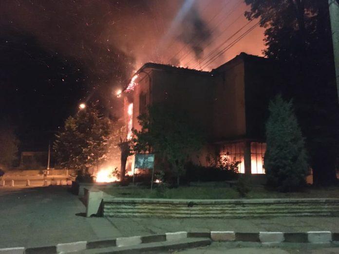 Училище в Сланотрън