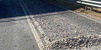 Камъни на път