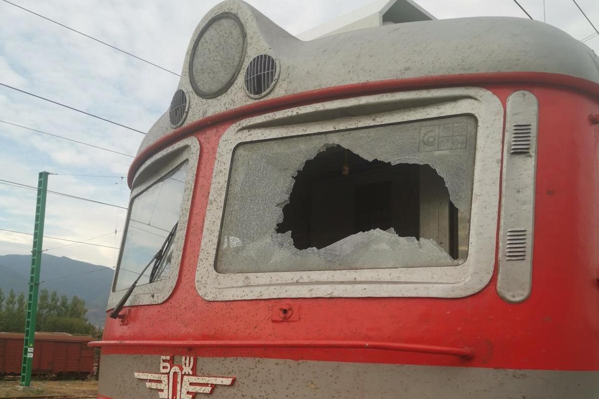 Увеличават се случаите на посегателства над влакове с камъни На