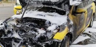 Такси се запали на бул. Черни връх в София