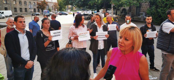 Мая Манолова