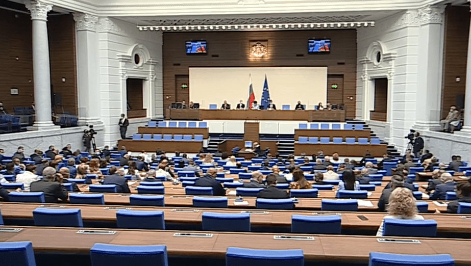 Парламентът заседава в ден 55 на протестите - Велико Народно Въстание