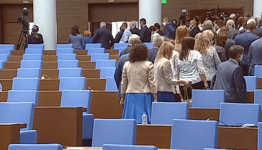 Парламентът заседава в ден 55 на протестите - Велико Народно Въстание