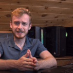 Влогърът Джей.