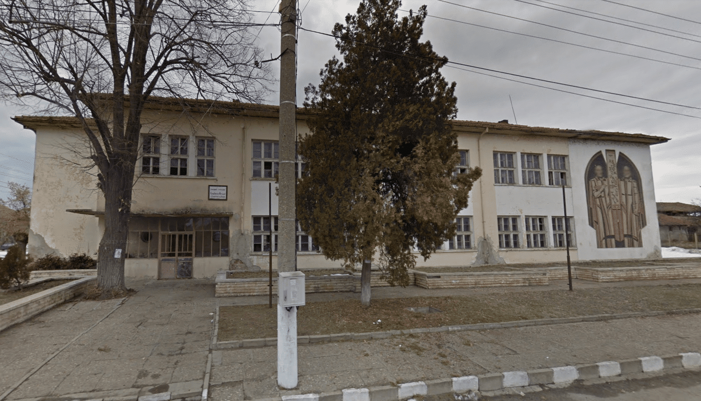 Училище в Сланотрън