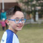 Дете с очила