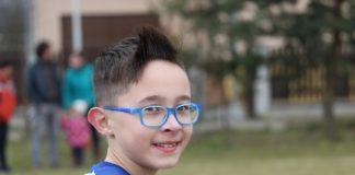 Дете с очила