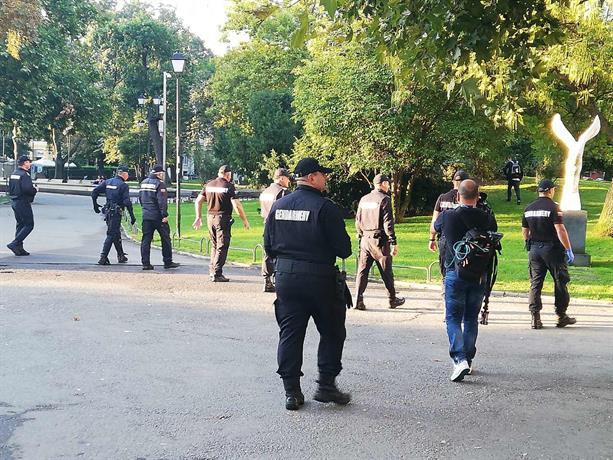 Полицаи претърсват преди протеста в София