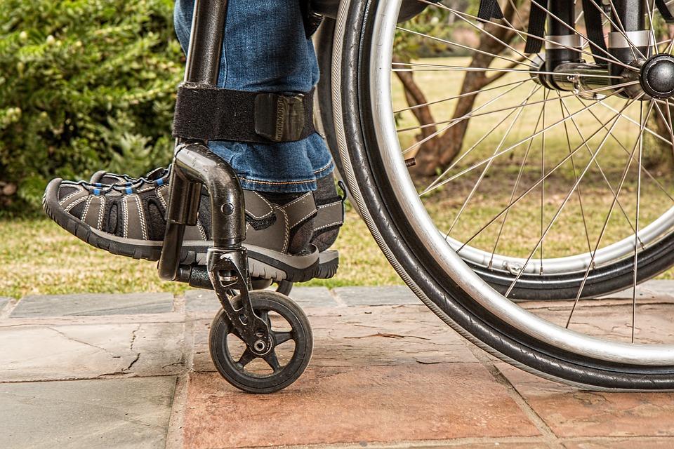 Мъж в инвалидна количка четири години не може да излезе