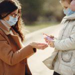 Майка и дете с маски и дезинфектант