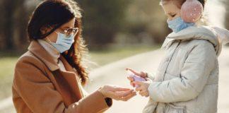 Майка и дете с маски и дезинфектант