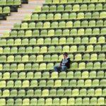 Публика на трибуна на стадион