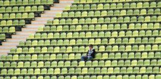 Публика на трибуна на стадион