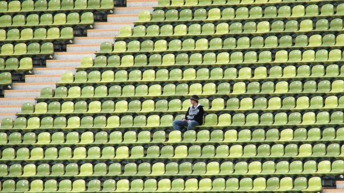 Публика на трибуна на стадион