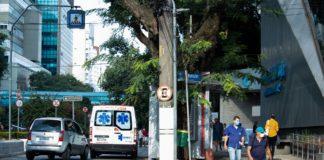 Хора с маски на улицата.