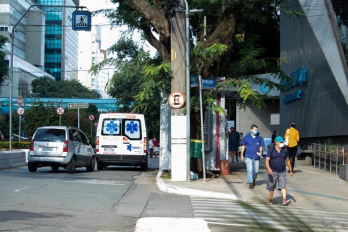 Хора с маски на улицата.