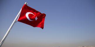 Турския флаг в морето.