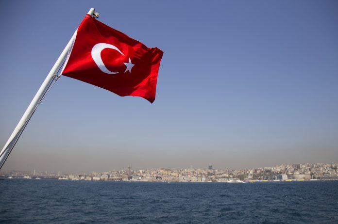 Турския флаг в морето.