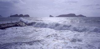 Тайфун, море.