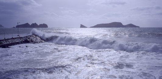 Тайфун, море.