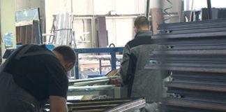 Работници в цех