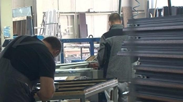 Работници в цех