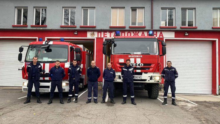 Пожарникари