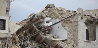 Руини след земетресение.