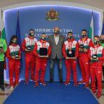 Министър Кралев и медалистите от Европейското първенство по бокс. Снимка: ММС.