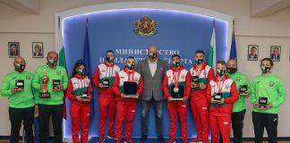 Министър Кралев и медалистите от Европейското първенство по бокс. Снимка: ММС.