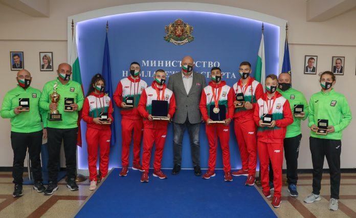 Министър Кралев и медалистите от Европейското първенство по бокс. Снимка: ММС.